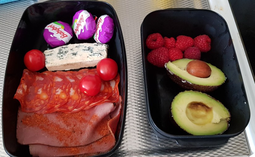 Picnicmatlåda. Rostbiff salami ost tomat smetana. En termos kaffe med grädde blir det&nbsp;oxå.