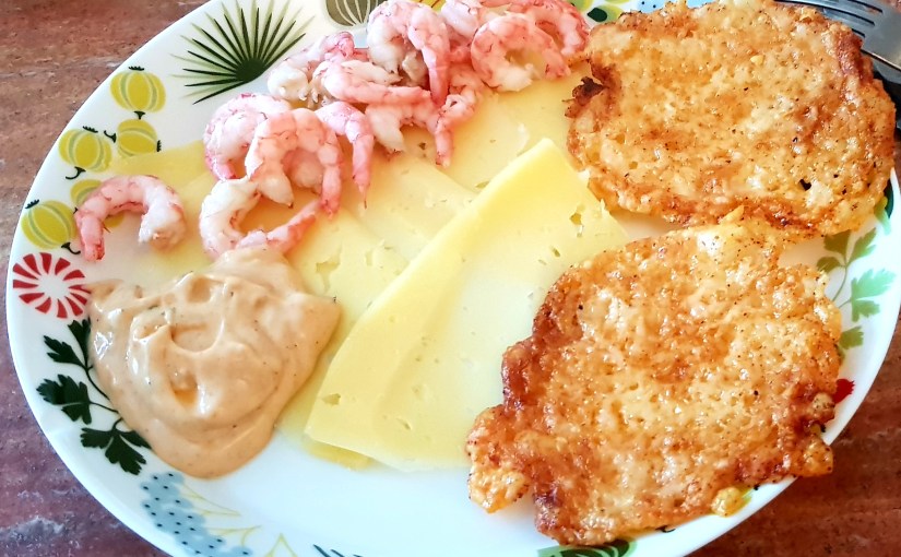 Efter träningen, blir det färska räkor på ostbädd och parmesanchips med&nbsp;chilibearnaise.