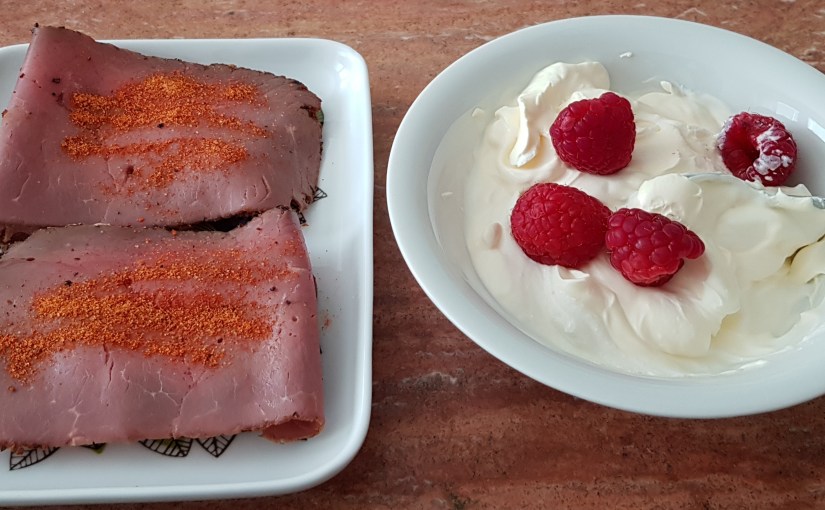 Muggbröd med rostbiff, rysk yoghurt och smetana med&nbsp;hallon.