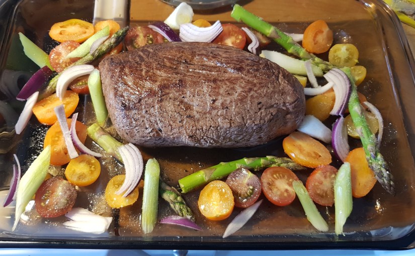 Rostbiff med ugnsgrönsaker och ”tomatbonanza” och&nbsp;avokadoröra.