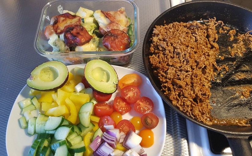 Förbereder matlådor. En del jobb nu men sparar mycket tid i morgon och&nbsp;övermorgon.