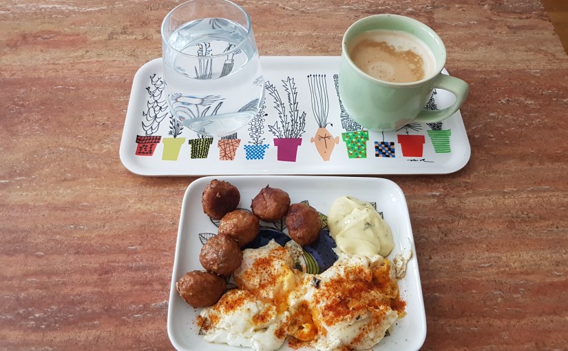 Stekta ägg och köttbullar. Enkelt när kylen är näst intill&nbsp;tom