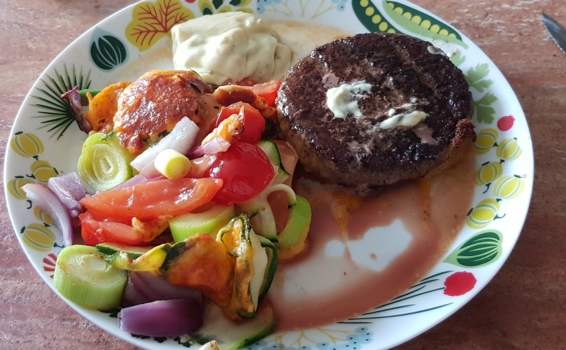 Högrevsburgare på ostbädd med ugnsgratinerade&nbsp;grönsaker