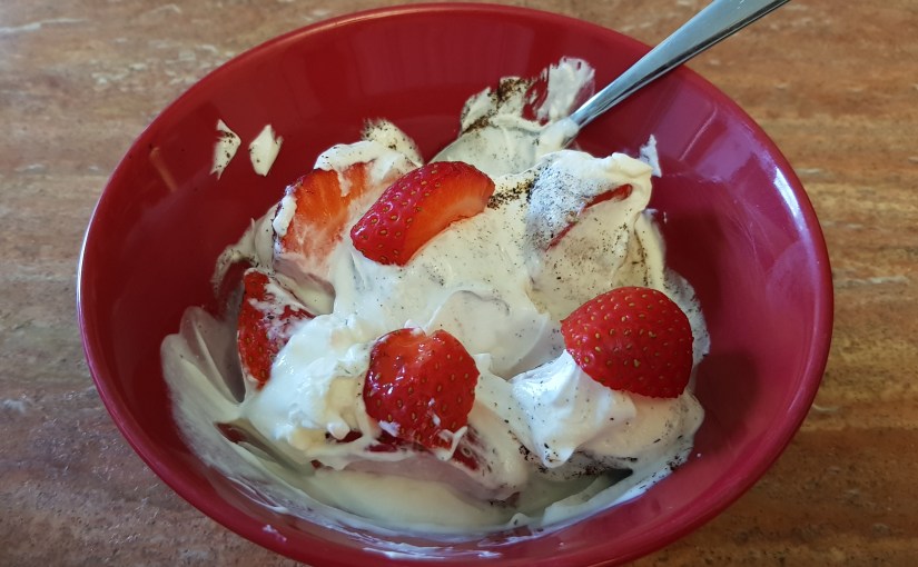Jordgubbar med rysk yoghurt och vaniljpulver&nbsp;.