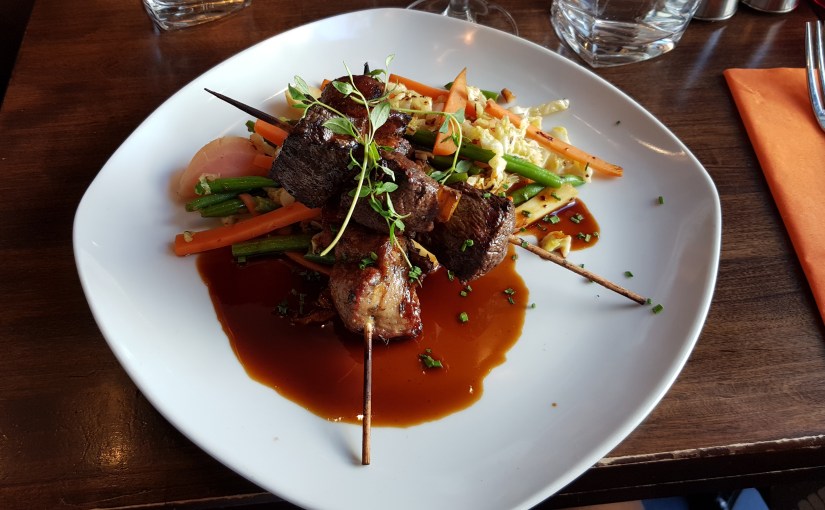 Födelsedagsmiddag grillspett på ox- och fläskfilé med sauterade&nbsp;grönsaker.