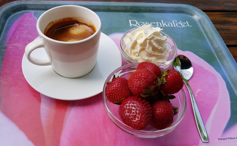 Kaffe och jordgubbar med grädde på Rosencaféet  i Göteborg&nbsp;rekommenderas.